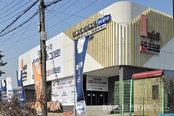 ◇송도국제교 인근 아암대로 변에 지어진 '용현 우방 아이유쉘 센트럴마린' 견본주택. (사진=이준혁 기자)