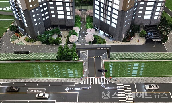 ◇'용현 우방 아이유쉘 센트럴마린' 견본주택 내 단지 모형. 외부와 유일하게 연결된 단지 입구. (사진=이준혁 기자)