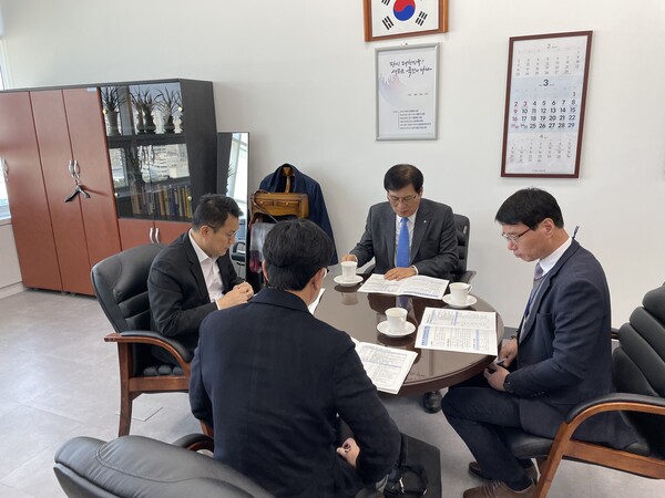 20일 이상익 함평군수가 한순기 지방재정경제실장과 면담하고 있다. (사진=함평군)