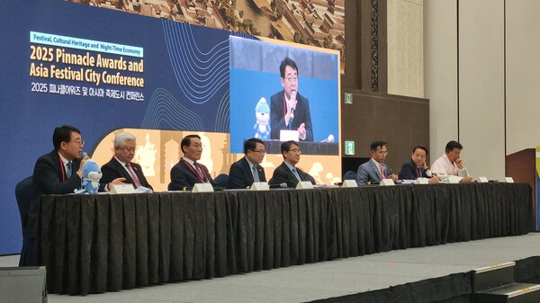차석호 진주시 부시장(왼쪽 끝)이 ‘2025 피나클 어워즈 및 아시아 축제도시 컨퍼런스’에서 진주남강유등축제의 아시아 대표 야간 축제 선정을 발표하고 있다. 진주시 제공