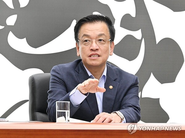 최상목 대통령 권한대행 부총리 겸 기획재정부 장관이 지난 20일 경북 경주시 화백컨벤션센터(HICO)에서 아시아 태평양 경제협력체(APEC) 정상회의 준비 점검회의를 하고 있다. 연합뉴스