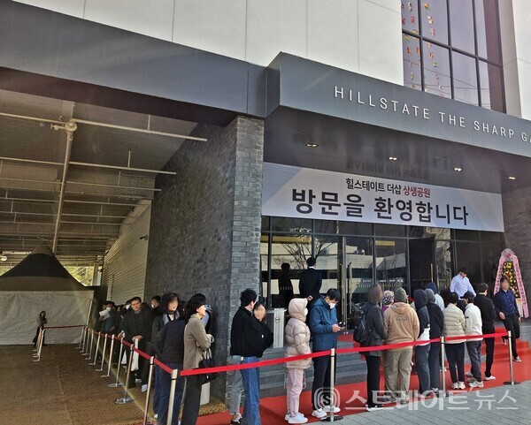 경북 포항에서 1년여 만에 분양에 나선 '힐스테이트 더샵 상생공원 1단지'가 개관 첫날 예비청약자들이 쇄도, 청약열기를 예고했다.