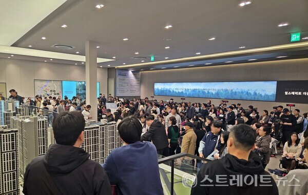 현대엔지니어링과 포스코이앤씨가 분양 중인 '힐스테이트 더샵 상생공원 1단지' 모델하우스가 개관 첫날 예비청약자들로 북새통을 이루며 사전 청약열기가 뜨거운 것으로 나타났다.