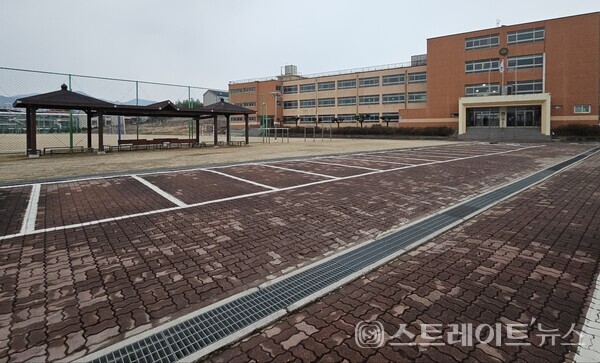 ◇전주시 완산구 효자동2가에 위치한 아파트 '본 아르떼 리버뷰'와 가까운 중학교 중 한 학교인 효문중. (사진=이준혁 기자)