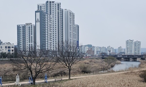 신한자산신탁과 더본건설이 후분양으로 전주시 완산구 쑥고개로 398-13번지 일원에 공급하는 277가구 규모 ‘본 아르떼 리버뷰’. 절대 약세인 브랜드 파워와 주변 대비 엇비슷한 분양가에 분양 성적에 대한 현지 평가는 시큰둥하다. 사진 이준혁 기자