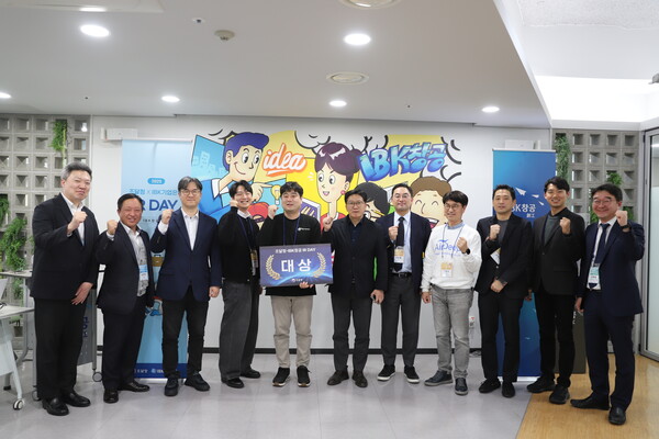 21일 IBK기업은행-조달청 IR DAY에서 입상한 피앤씨솔루션 등 혁신 8개 기업 및 관계자들. 기업은행 제공.