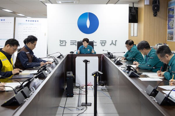최연혜 한국가스공사 사장이 23일 대구 본사 재난상황실에서 주요 경영간부들과 함께 영남권 산불 재난 관련 천연가스 공급시설 피해 방지를 위한 긴급 대책회의를 주재하고 있다