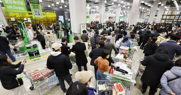 지난달 14일 개장한 이마트 트레이더스 서울 마곡점에서 시민들이 물품을 구입한 뒤 계산을 위해 줄 서 있다.