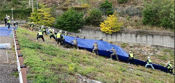 한국농어촌공사가 지난해 10월 '재난대응 안전한국훈련'에서 저수지 사고 상황을 가정하고 민관군 합동 훈련을 추진하고 있다. (사진=한국농어촌공사)