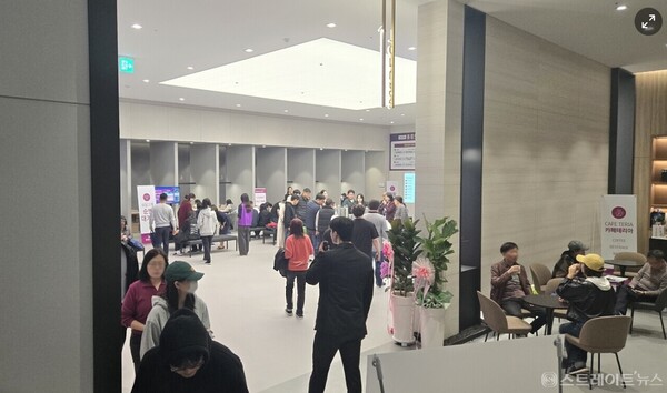 중흥토건이 원주시 무실동 1925번지 일대 남원주역세권 A-2블록에 공급하는 ‘원주역 중흥S-클래스’의 견본주택 내부. 주말 내내 방문객이 쇄도해 청약 훈풍이 예고됐다. 이 단지는 청약홈의 특별공급 청약 결과, 60%의 소진율을 기록하며 1순위 호성적 기대감을 높였다. 김태현 선임기자