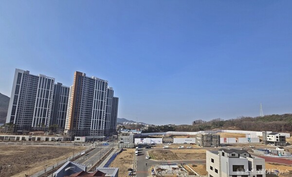 중흥토건이 원주시 무실동 1925번지 일대 남원주역세권 A-2블록에 공급하는 ‘원주역 중흥S-클래스’ 건설현장. 이 단지 특별공급 청약 결과, 249가구 모집에 149명이 신청, 60%의 소진율을 기록하며 1순위 호성적 기대감을 높였다. 김태현 선임기자