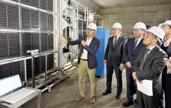 24일 박필우 대전교통공사 이사가 친환경 초미세먼지 저감기술 실증사업 개발 성과 시연회를 서대전네거리역에서 개최하고 있다. 왼쪽부터 한국기계연구원 김학준박사, 대전교통공사 박필우 기술이사, 한국기계연구원 류석현 원장, 과학기술정보통신부 황판식 연구개발정책실장 순. 대전교통공사 제공.