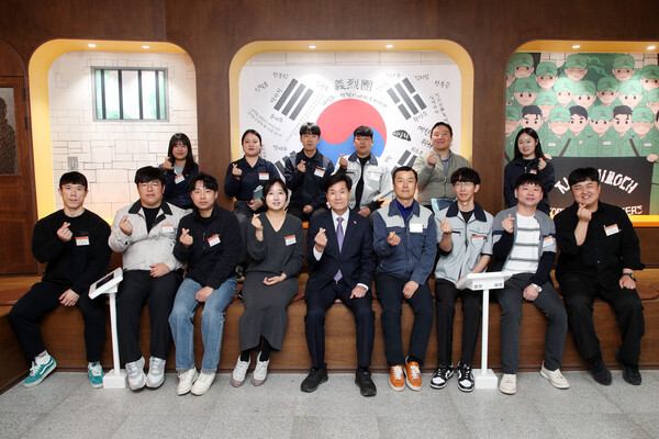25일 의열체험관에서 안병구 밀양시장과 밀양시 시설관리공단 신규 직원들이 '소통하기 좋은 날' 만남을 가지고기념 촬영을 하고 있다. 밀양시 제공