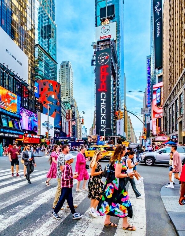 ​ 뉴욕타임스퀘어의 BBQ 광고판의 모습. 제너시스BBQ 제공