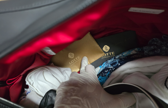 피의자들의 자택(빨래가방) 등에서 압수한 뇌물수수 증거물. 남해지방해양경찰청 제공