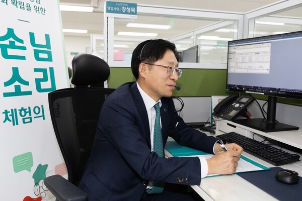 일일 영업사원으로 콜센터에서 고객 응대에 나선 강성묵 대표. 하나증권 제공.
