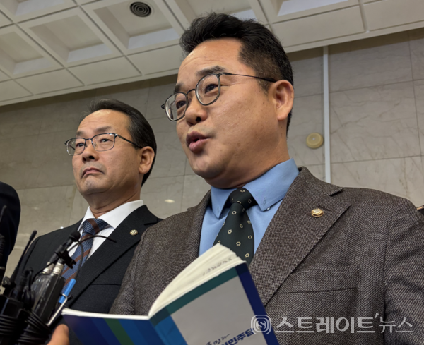            국회 정무위원회 소속 민병덕 더불어민주당 의원.(왼쪽에서 두 번째)