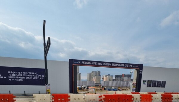 금호건설이 부산 강서구 국가 스마트 시범지구인 에코델타시티 24블록(사진 건설현장)에서 선보인 '에코델타시티 아테라’의 청약열기가 모처럼 뜨겁다.