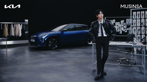 EV4에 어울리는 가죽재킷을 입은 주우재가 패션 화보를 촬영하고 있다. 기아 제공