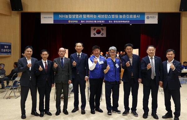 박병희 NH농협생명 대표(가운데 왼쪽)과 관계자들. NH농협생명 제공.