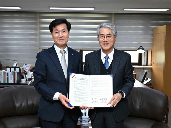 31일 경상남도교육청에서 (왼쪽부터)안병구 밀양시장과 박종훈 경남 교육감이 밀양도서관 신축·이전 협약을 체결하고 기념 촬영을 하고 있다. 밀양시 제공