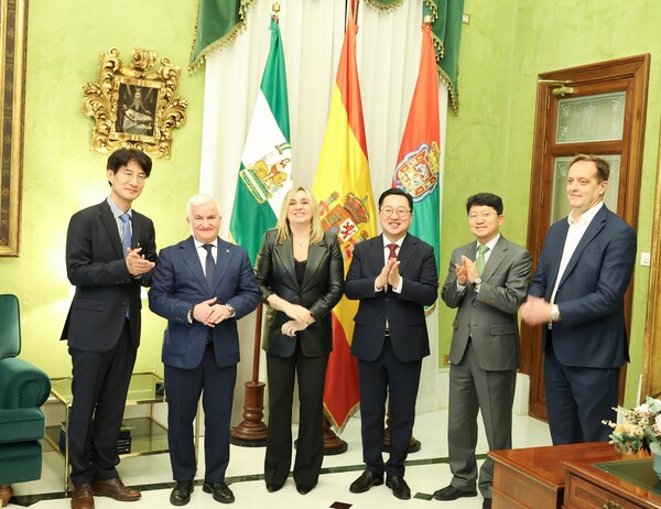 3월 31일 이장우 대전시장은 스페인 그라나다 시청을 방문해 마리프란 카라소 그라나다 시장과 만나 양 도시 간 우호협약 갱신 후 기념 촬영을 하고 있다. 대전시 제공.