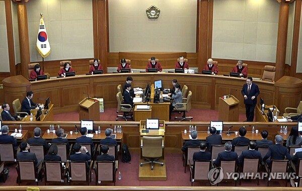 윤석열(오른쪽) 대통령이 지난 2월 25일 서울 종로구 헌법재판소에서 열린 탄핵심판 11차 변론에서 최종 의견 진술을 하기 위해 이동하고 있다. 연합뉴스