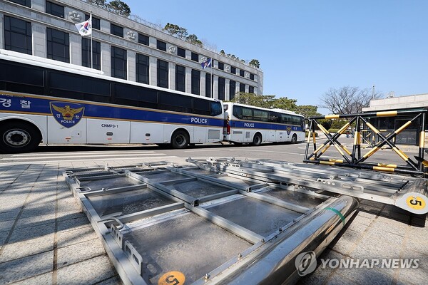 윤석열 대통령 탄핵심판 사건이 헌법재판소에 접수된 지 111일만인 오는 4일 선고될 예정인 가운데 경찰은 선고 당일 헌재 주변을 '진공상태'로 만들어 만일의 사태에 대비키로 했다. 연합뉴스