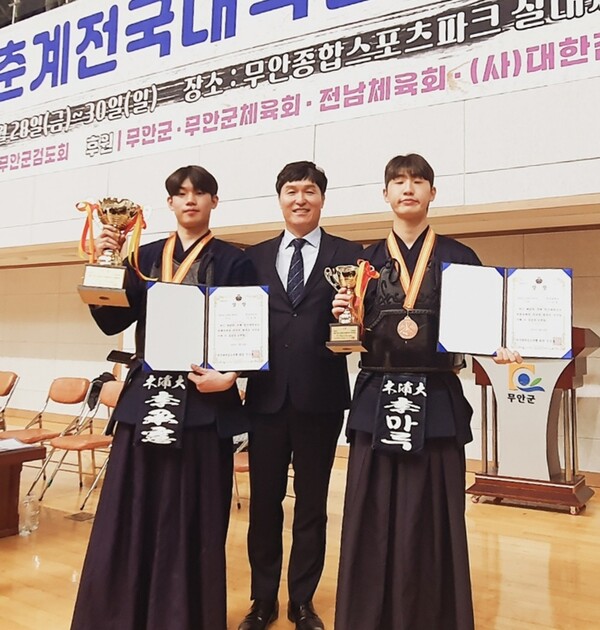 이승헌(왼쪽) 선수, 문선욱(가운데) 코치, 이마루(오른쪽) 선수 (사진=목포대학교)