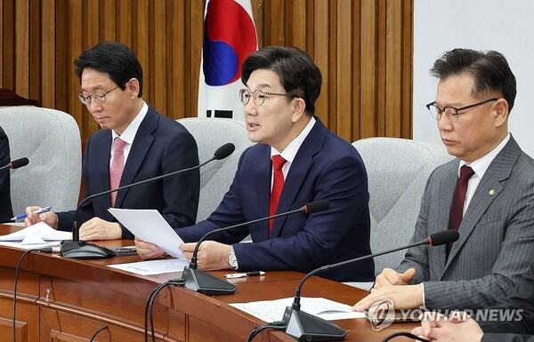 국민의힘 권성동(가운데) 원내대표가 1일 국회에서 열린 원내대책회의에서 발언하고 있다. 연합뉴스