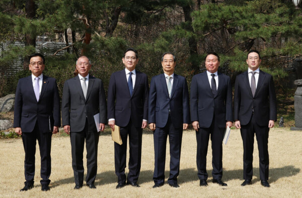 1일 서울 종로구 삼청동 총리공관에서 경제안보전략TF 회의에 앞서 참석자들이 기념촬영을 진행했다. (왼쪽부터)최상목 경제부총리, 정의선 현대자동차그룹 회장, 이재용 삼성전자 회장, 한덕수 대통령 권한대행 국무총리, 최태원 SK그룹 회장, 구광모 LG그룹 회장. 연합뉴스