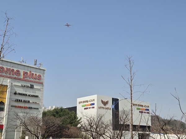  롯데건설이 경기도 김포시 풍무동 30-1번지 일원에서 ‘풍무역 롯데캐슬 시그니처’의 분양에 나섰으나, 고분양가 논란과 골병라인으로 불리는 서울 출퇴근길 혼잡 교통, 김포공항 항공기 이착륙 소음 등의 악재에 1순위 청약에서 4채 중 1채가 미달사태를 빚었다고 청약홈은 밝혔다 스트레이트뉴스(김태현 기자)