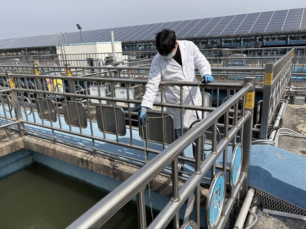 광주광역시가 수질검사를 위해  덕남정수장내 원수를 채수하고 있다. (사진=광주광역시)