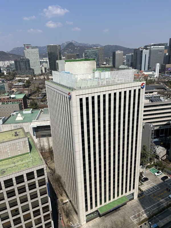 최근에 CI를 교체했지만 여전히 과거 CI를 사용하고 있는 대한항공 본사 건물. 장석진 기자