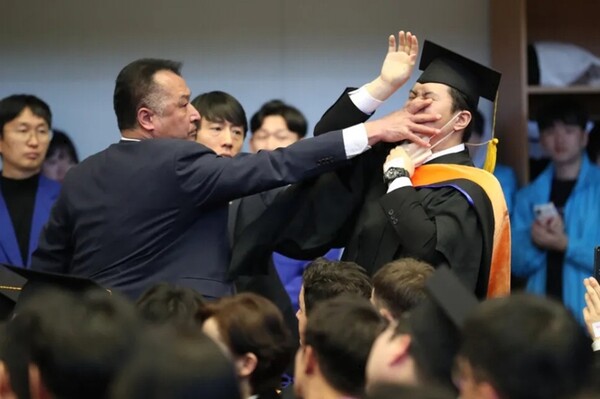 지난해 2월 16일 대전 한국과학기술원(KAIST) 학위수여식 도중 경호원이 “연구개발(R&D) 예산을 복원하십시오”라고 소리치는 졸업생 신민기씨의 입을 틀어막고 있다. 대전충남공동취재단