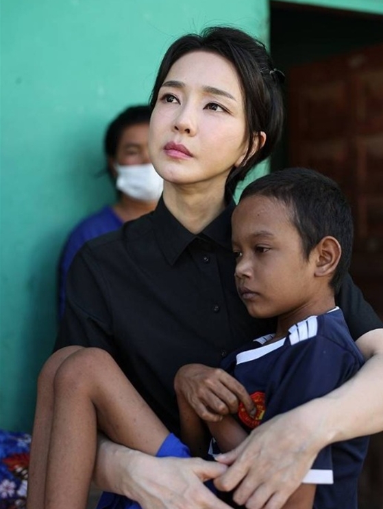 2022년 11월 캄보디아 순방 중 프놈펜 소재 한 선천성 심장질환 소년의 집을 방문한 김건희 여사. 대통령실 제공