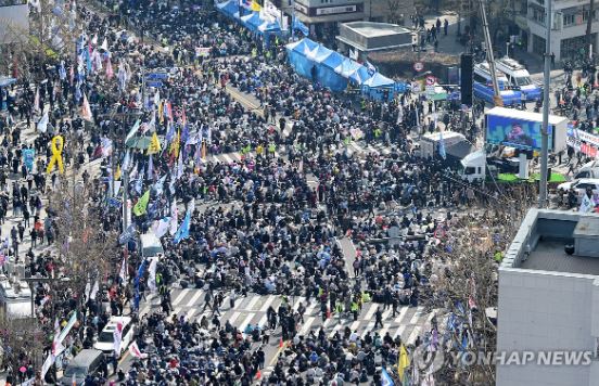 윤석열 전 대통령이 파면된 4일 오전 헌법재판소 주변에서 시민들이 헌재의 선고를 기다리고 있다. 연합뉴스