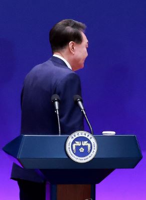 윤석열 대통령은 4일 오전 헌재의 파면 결정으로 곧바로 전직 대통령으로 신분이 바뀌었다. 연합뉴스.