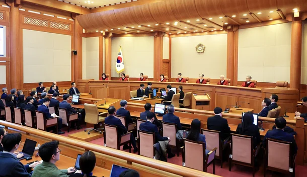 문형배 헌법재판소장 권한대행은 4일 오전 서울 종로구 헌법재판소 대심판정에서 열린 윤석열 대통령 탄핵심판 선고에서 재판관 8명 전원일치 의견으로 파면을 주문했다. 왼쪽부터 정계선, 김복형, 정정미, 이미선, 문형배, 김형두, 정형식, 조한창 헌법재판관