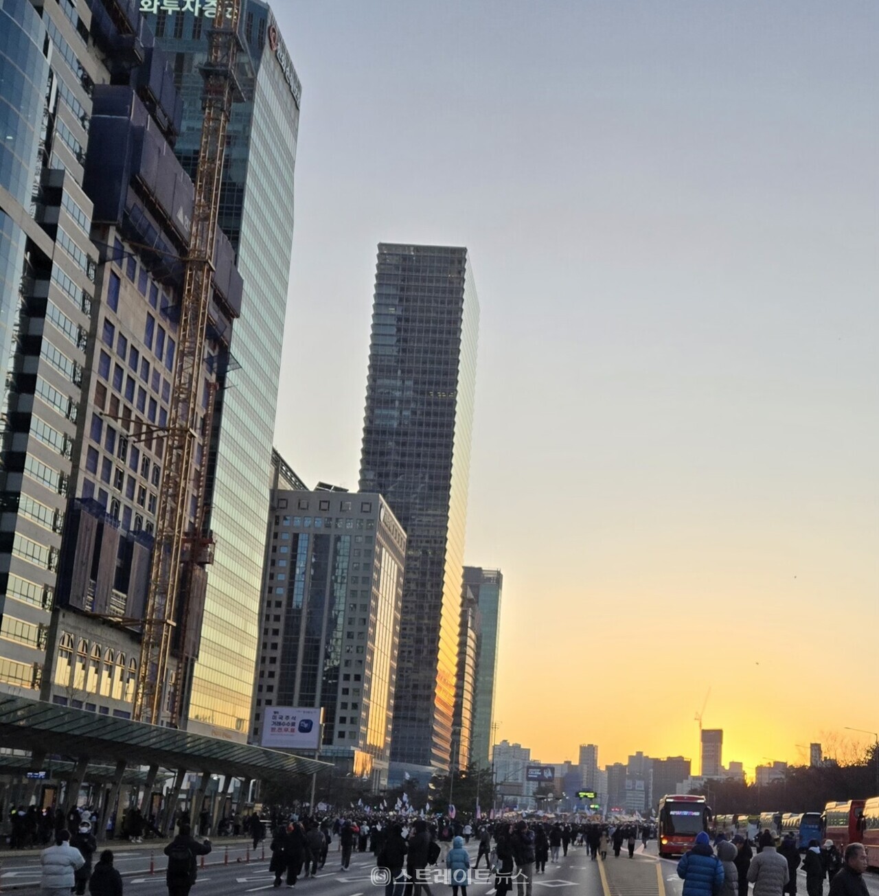 국회가 윤석열 대통령 탄핵소추안을 의결한 지난해 12월 14일 여의도 광장에서 탄핵촉구 집회를 마친 뒤 시민들이 귀가하고 있다. 스트레이트뉴스DB