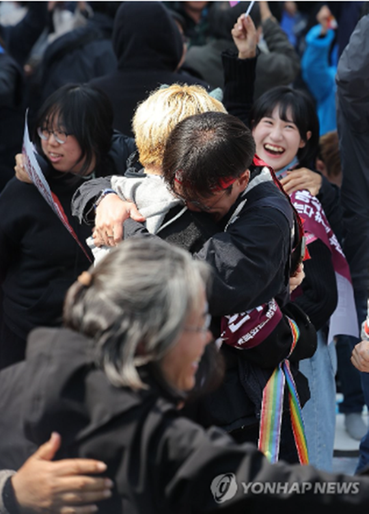 4일 오전 헌법재판소가 윤석열 대통령 탄핵심판 선고에서 재판관 8명 전원일치 의견으로 파면을 결정하자 서울 종로구 광화문 탄핵 찬성 시위에 참여한 시민들이 기뻐하고 있다. 연합뉴스