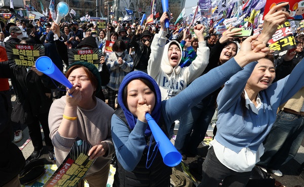4일 오전 헌법재판소가 윤석열 대통령 탄핵심판 선고에서 재판관 8명 전원일치 의견으로 파면을 결정하자 서울 광화문 탄핵 찬성 시위에 참여한 시민들이 환호하며 기뻐하고 있다. 연합뉴스