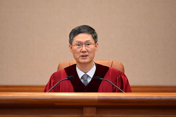 문형배 헌법재판소장 권한대행이 4일 서울 종로구 헌법재판소 대심판정에서 열린 윤석열 대통령 탄핵심판 선고를 하고 있다. 사진공동취재단 제공