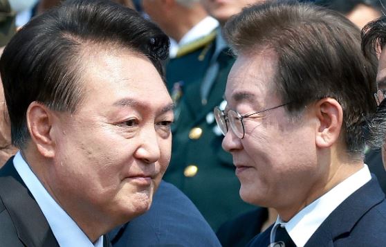 윤석열(왼쪽) 전 대통령은 제1야당 당수인 더불어민주당 이재명(오른쪽) 대표를 대화 상대로 인정하지 않고 대립하며 결국 파면을 자초했다. 연합뉴스