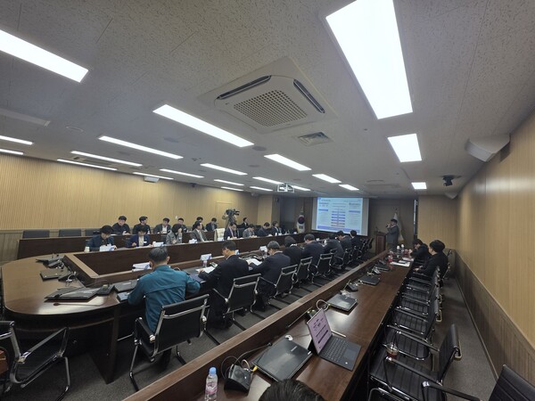 사천시가 4일 시청 종합상황실에서 ‘우주항공복합도시 도시개발사업 구역지정 및 개발계획 수립 용역 착수보고회’를 열고 있는 모습. 사천시 제공