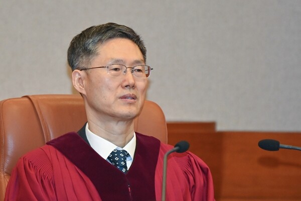 4일 오전 서울 종로구 재동 헌법재판소 대심판정에서 열린 윤석열 대통령 탄핵심판 사건 선고에서 문형배 헌법재판소장 권한대행이 발언한 모습. 연합뉴스