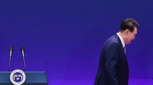 4일 헌법재판소가 윤석열 대통령 탄핵 사건에 대해 인용 선고를 했다. 탄핵 소추 111일, 변론 종결 38일 만이다. 사진은 지난해 5월 27일 청와대 영빈관에서 열린 제9차 한일중 정상회의 공동기자회견 뒤 퇴장하는 윤 전 대통령. 연합뉴스