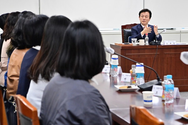 조규일 진주시장이 진주시어린이집연합회 임원진과 간담회를 가지고 있다. 진주시 제공