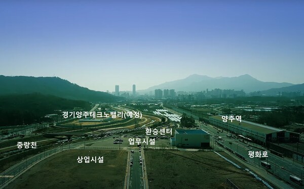 ‘양주역 제일풍경채 위너스카이’ 건설현장 상공에서 바라본 양주역, 환승센터, 중랑천 등 주변 환경. 김태현 선임기자