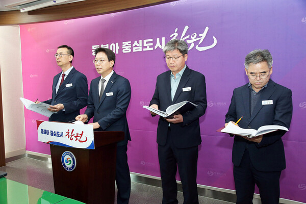 창원시 서정국 미래전략산업국장이 9일 올해 2분기 정례브리핑을 하고 있다.    